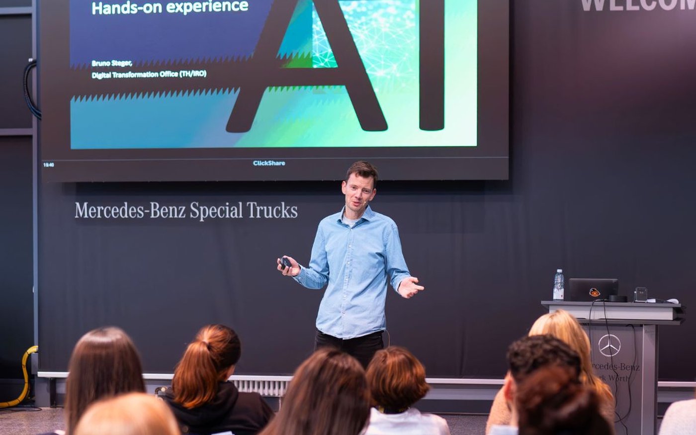 Bruno Steger bei einem Vortrag zu AI vor Publikum, Mercedes-Benz Special Trucks